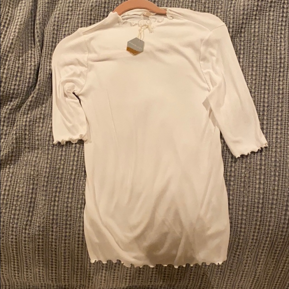 White lettuce hem fitted top ( maternity )
